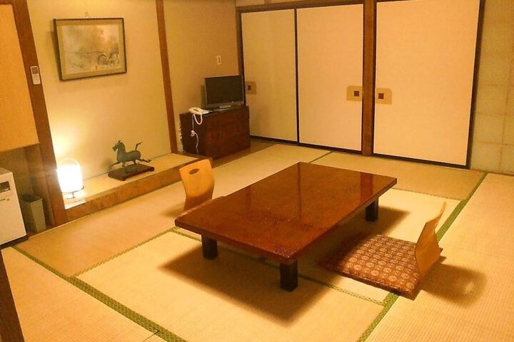 Room 8 of 33