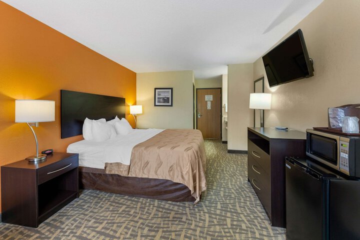1 King Bed (2 of 9)