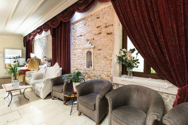 Entrance & Lobby