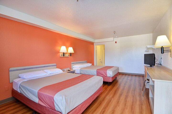 Room 11 of 28