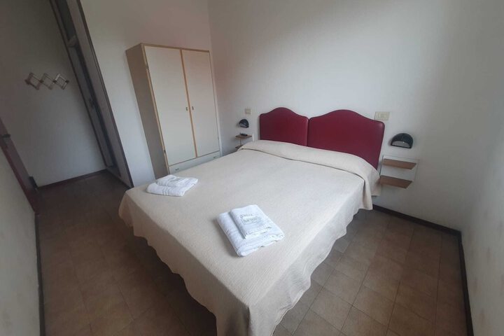 Room 5 of 14
