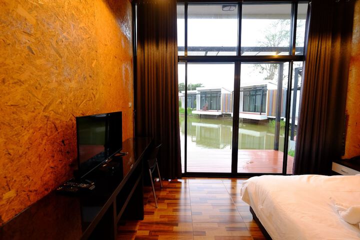 Room 2 of 28
