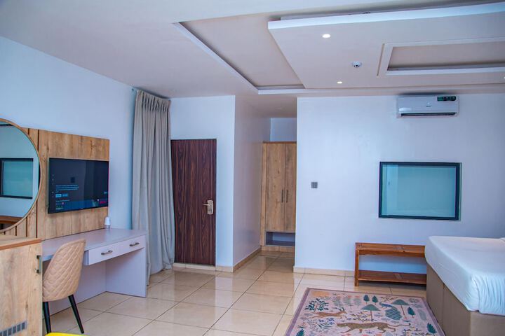 Room 17 of 34