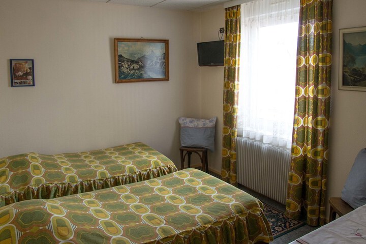 Room 3 of 37
