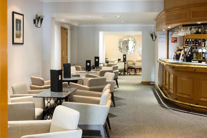 Lounge 44 of 59
