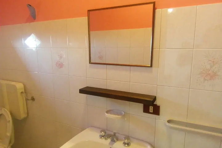 Room 7 of 16