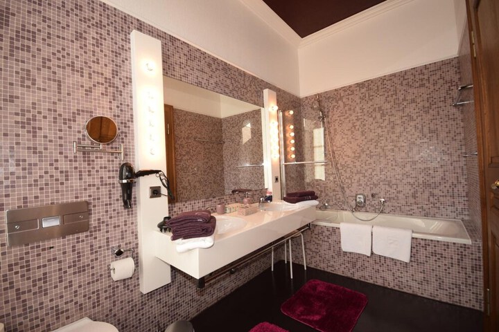 Room 17 of 28