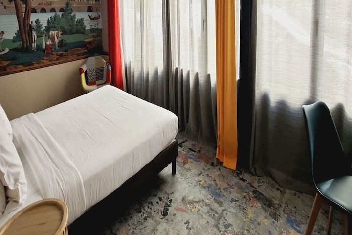 Room 28 of 68
