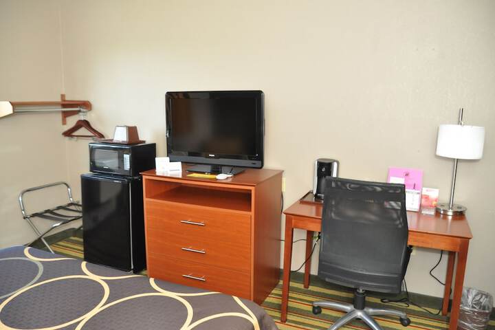 Queen Bed Pet Friendly (8 of 14)