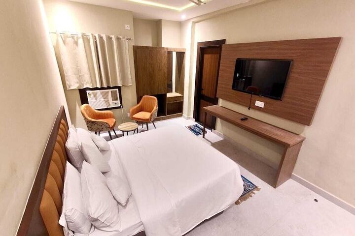 Room 6 of 12