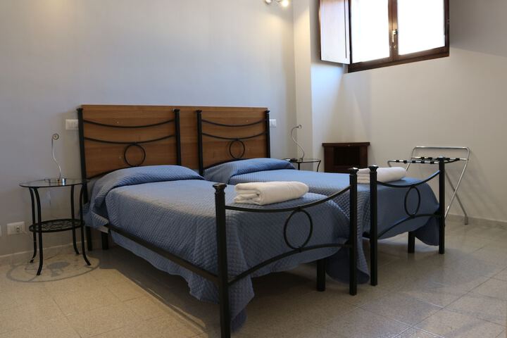 Room 14 of 90