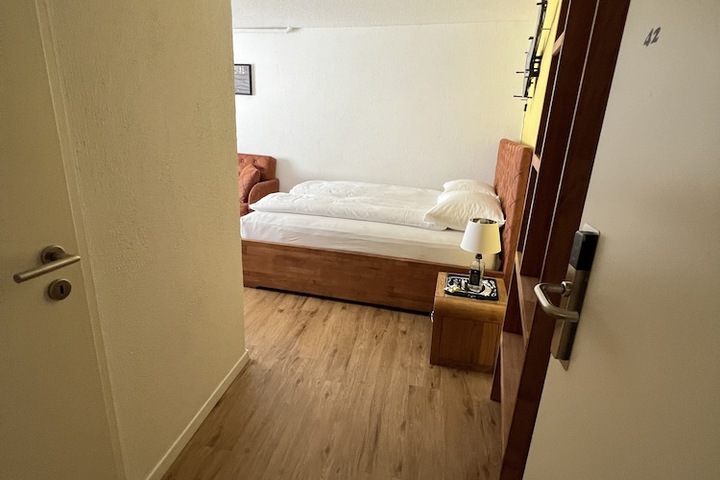 Room 16 of 40