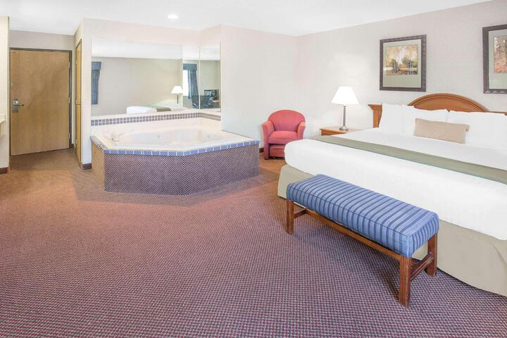 1 King Bed (8 of 18)