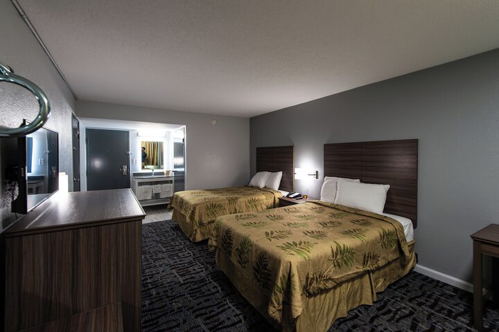 Room 4 of 7