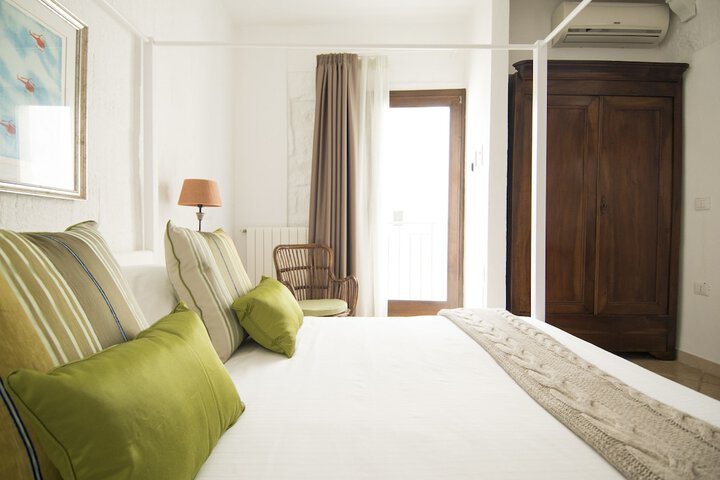 Room 2 of 92