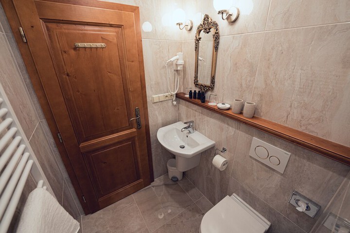 Room 44 of 90