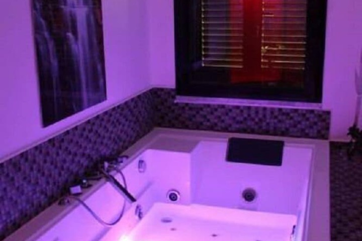 Hot Tub 10 of 15