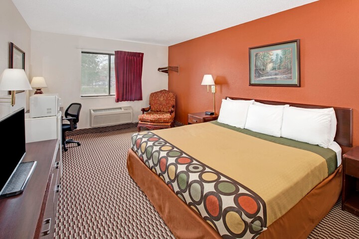 1 Queen Bed (5 of 18)