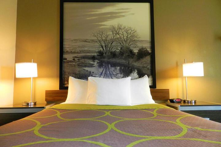 1 Queen Bed Deluxe Room (11 of 17)