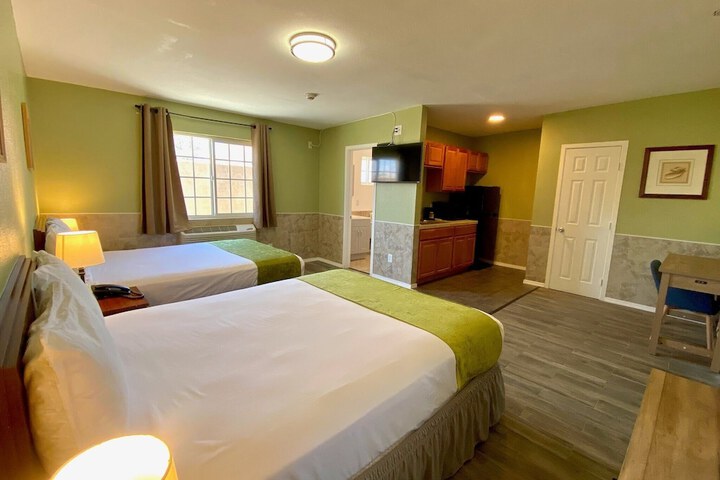 1 Queen Bed (11 of 17)