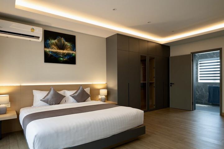 Room 43 of 211