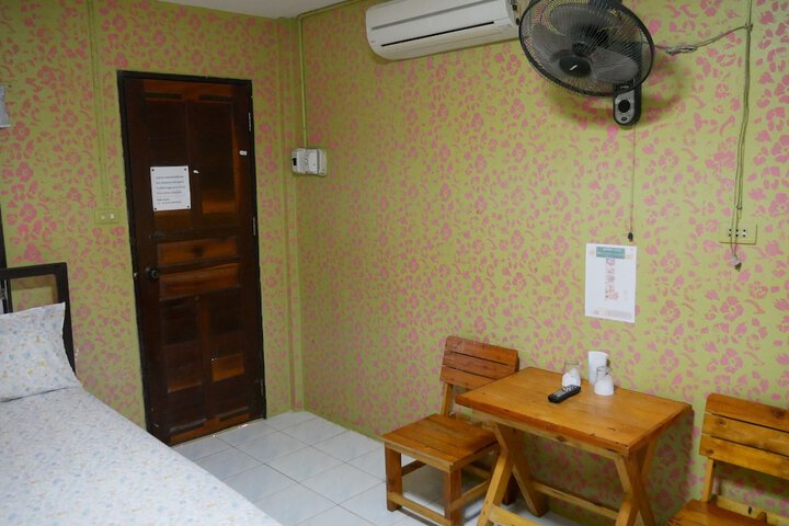 Room 13 of 37
