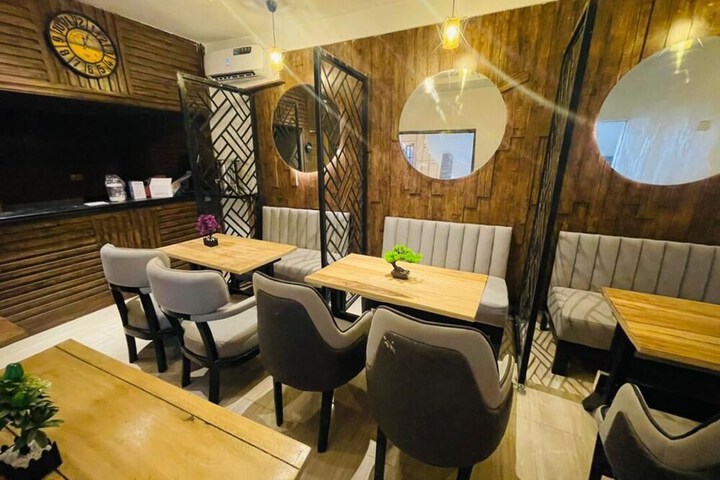 Dining 8 of 12