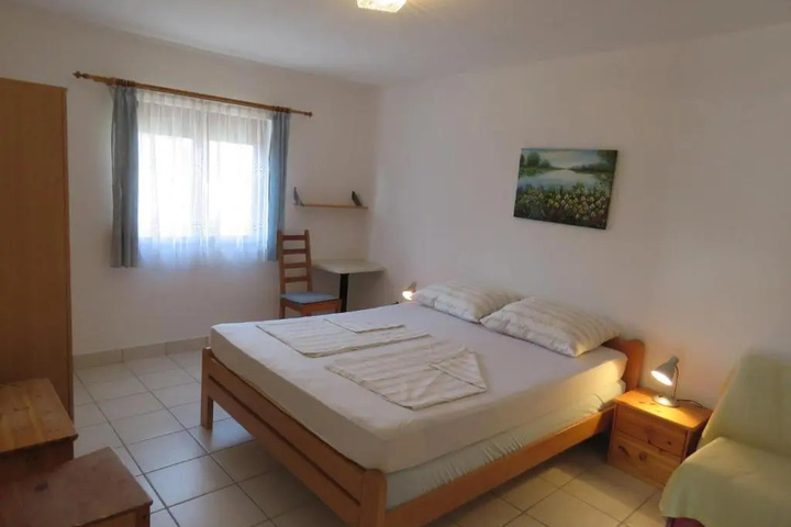 Room 4 of 8