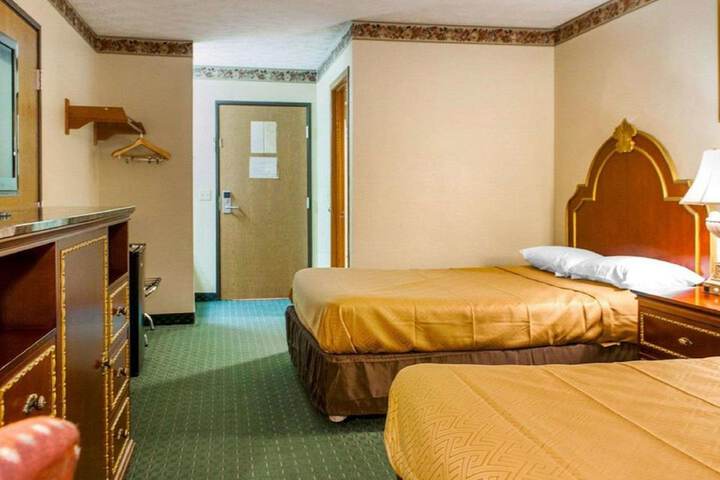 2 Double Beds (11 of 13)