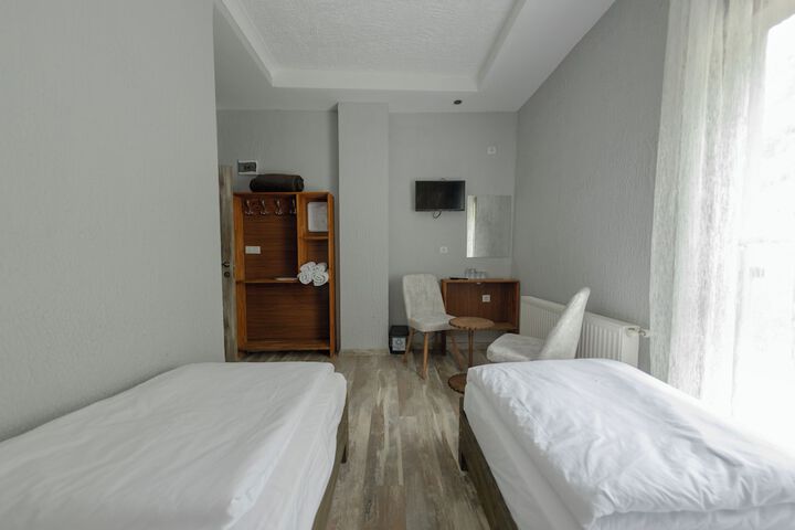 Room 3 of 38