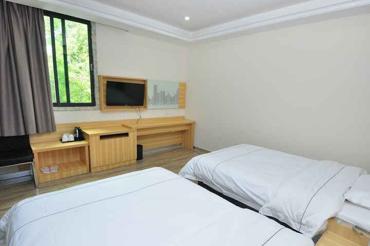 Room 12 of 33