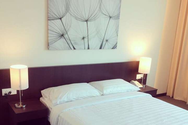Room 11 of 34