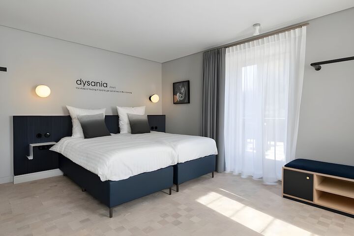 Room 6 of 65