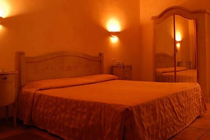 Room 10 of 33
