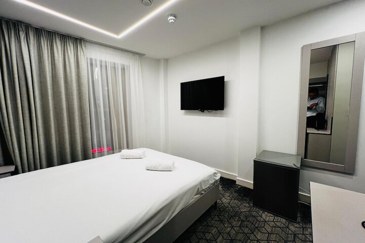 Room 10 of 33