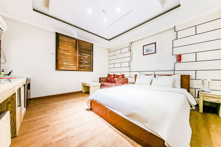 Room 11 of 26