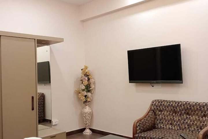 Room 4 of 77