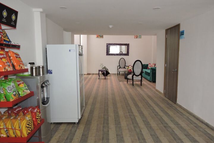 Lounge 17 of 25