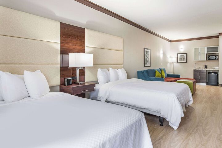 2 Queen Beds (14 of 25)