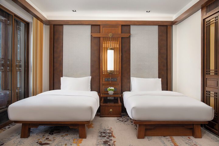 Room 28 of 137