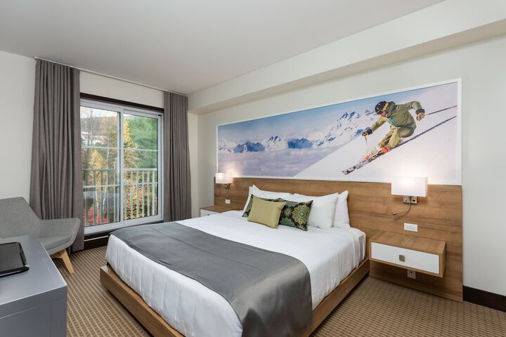Deluxe King Bed (2 of 15)