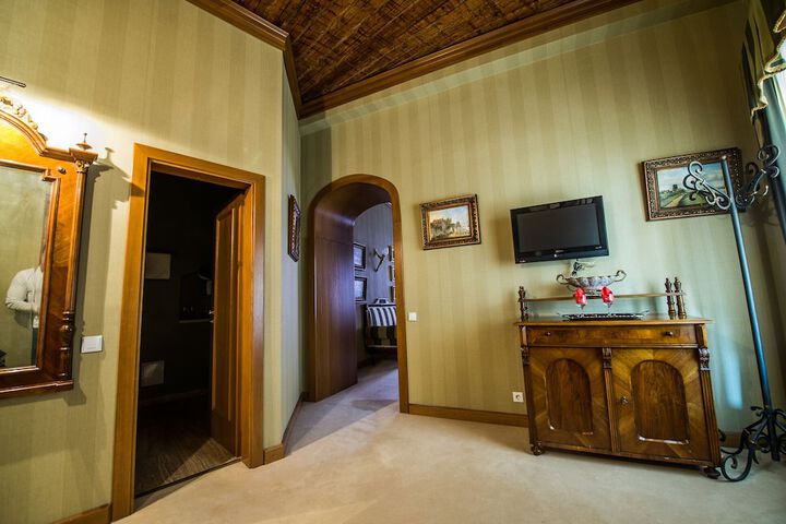 Room 32 of 42