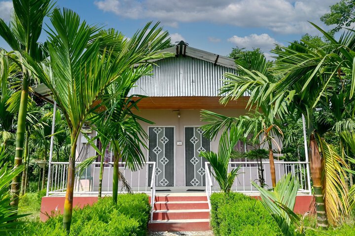 Rahaman Farm House Lataguri Murti