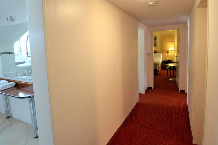 Room 4 of 38