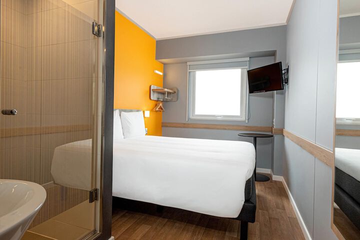 Room 11 of 36