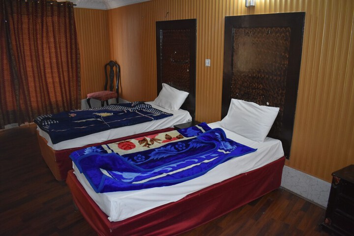 Room 4 of 12