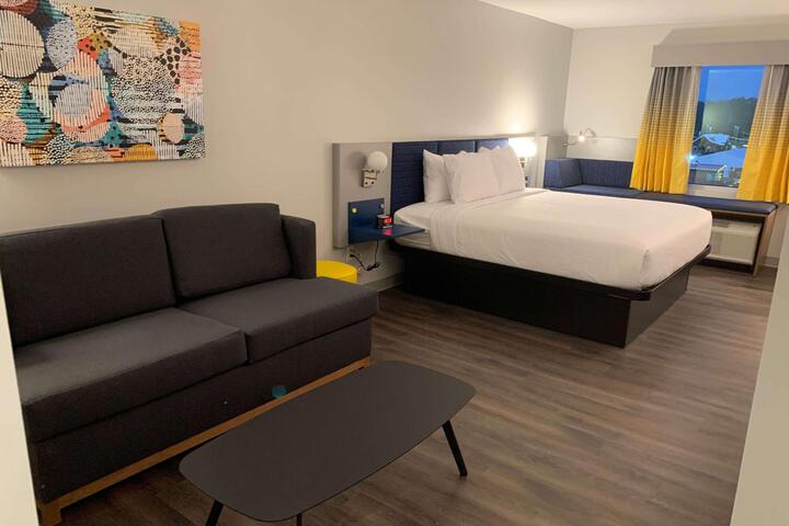 1 King Bed (6 of 9)