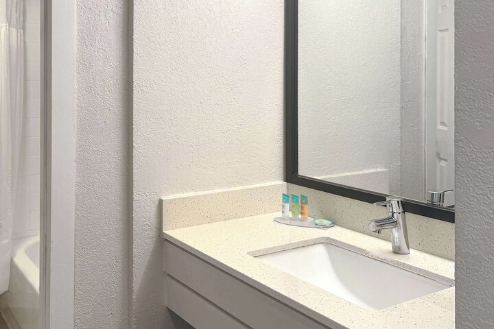 1 King Bed Mobility Accessible Bathtub with Grab Bars (7 of 24)