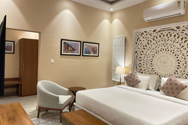 Room 3 of 226