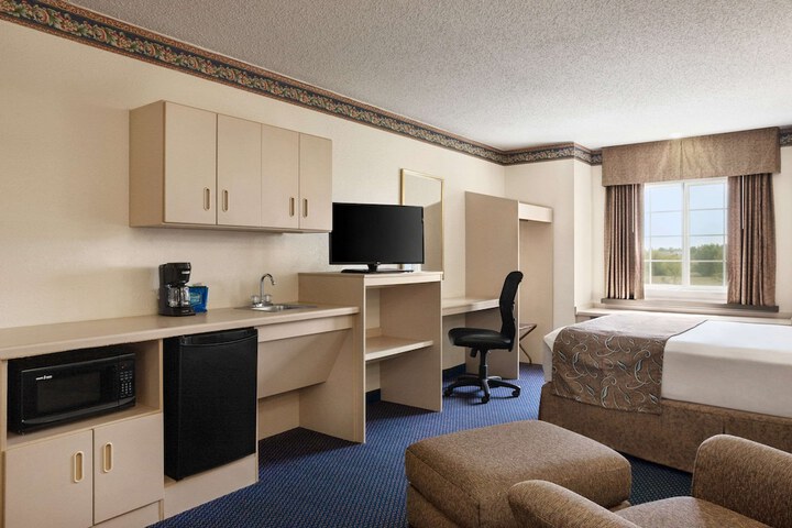1 Queen Bed Accessible Room (18 of 19)